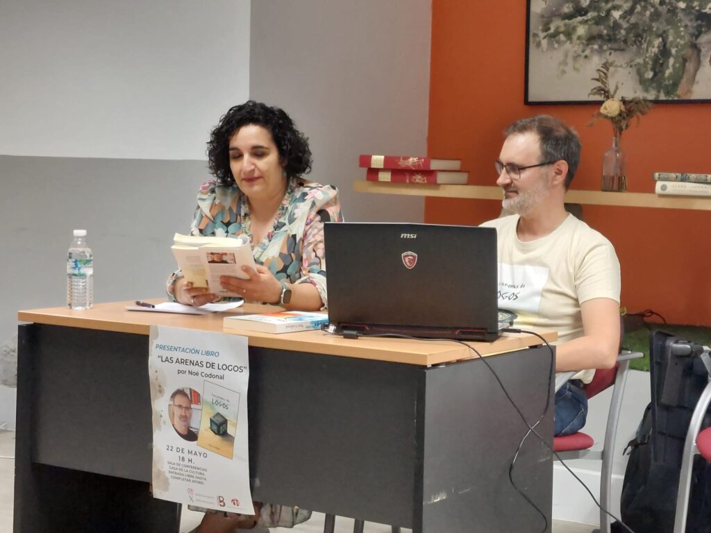 Noé Codonal y Lidia Casado en la presentación de "Las Arenas de Logos" en Azuqueca