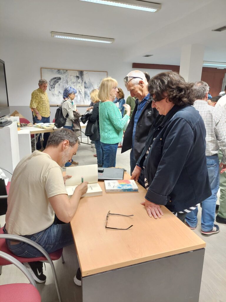 Firmando ejemplares durante la presentación de "Las arenas de Logos" en Azuqueca.